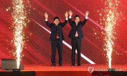 무대 오르는 김문수·장동혁 후보