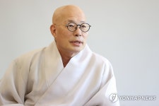 인터뷰하는 조계종 총무원장 진우스님