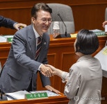 이소영 의원과 인사하는 김민석 국무총리