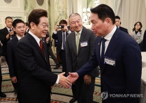 이재명 대통령, 최태원 회장과 악수