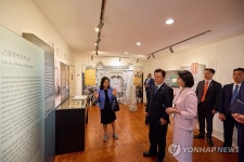 李대통령, 美 서재필 기념관 방문…독립운동 역사 알리길