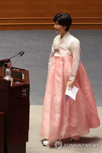 '정기국회 개회식에 한복을 입읍시다'