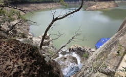 상수원 아래의 물이 오봉저수지 안으로