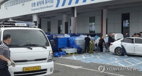 극한 가뭄 속 생수 배부