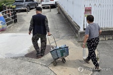 강릉 상수원 저수율 14.9%…샘터 찾은 시민들