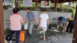 샘터에서 물 받는 강릉시민들