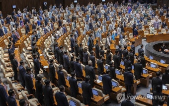 한복과 상복이 공존하는 정기국회 개회식