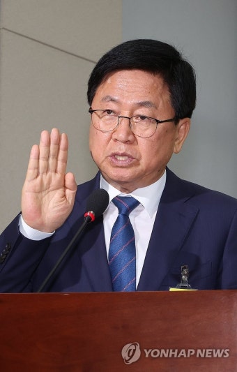 선서하는 최교진 교육부 장관 후보자