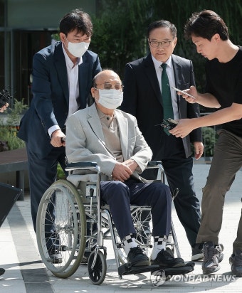 휠체어 타고 특검 출석하는 이봉관 회장