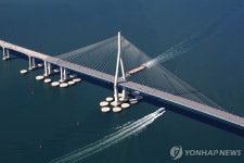 인천대교 교각에 낚시어선 부딪쳐 승객 4명 부상