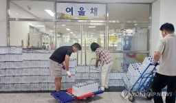 최악 가뭄 여파…강릉지역 초등학교에 생수 지원