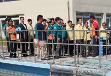 홍제정수장 운반 급수 현장 찾은 김민석 총리