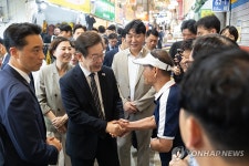 이재명 대통령, 인천 용현시장 방문