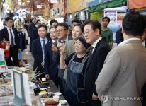 이재명 대통령, 인천 용현시장 방문