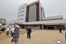 김정은, 지방병원 건설현장 점검…