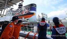 동해해경청, 해양경찰의 날 화환 대신 받은 생수 강릉에 지원