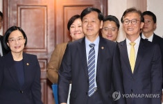 산업경쟁력강화 관계장관회의 참석하는 구윤철 부총리