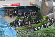 대통령 기념우표 판매시작, 아침부터 북적이는 우체국 앞