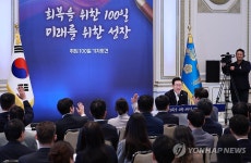 취재진 질문 받는 이재명 대통령