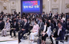 취임 100일 기자회견 참석한 외신기자들