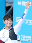 16강 승리 기뻐하는 김제덕