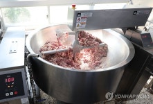 부산 학교 급식실에 조리로봇 시범 도입