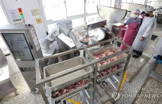 부산 학교 급식실에 조리로봇 시범 도입