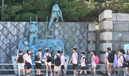 인천상륙작전기념관 찾은 초등학생들