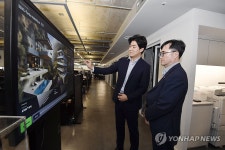 신경망 처리장치 설명 듣는 임기근 차관