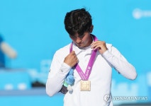 동메달 거는 김제덕