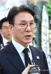 취재진 질문에 답하는 김민석 총리