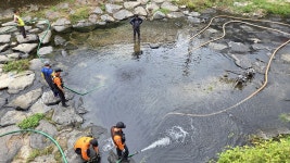 마산 산호천에 검은 물…통신맨홀 청소 중 흘러든 슬러지 추정