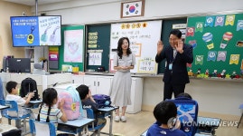 학생들에게 인사하는 오세훈 서울시장