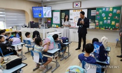 초등안심벨 사용법 설명하는 오세훈 서울시장