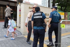 초등학교 앞 배치된 경찰