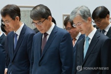 묵념하는 조희대 대법원장