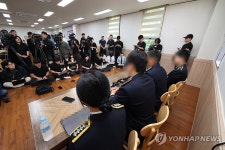 기자회견 하는 해경 영흥파출소 고 이재석 경사 팀원들