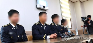 기자회견 하는 해경 영흥파출소 고 이재석 경사 팀원들