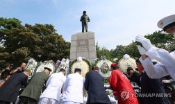 맥아더 장군 동상 헌화