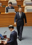 질의 답변 위해 이동하는 정성호 법무부 장관