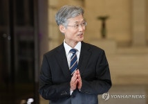 취재진 돌아보는 조희대 대법원장
