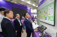 이대영 한국교과서협회 이사장, 에듀테크 전시관 참관