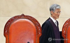 전원합의체 선고 위해 입장하는 조희대 대법원장