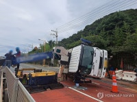 부산 강서구 낙동남로에 크레인 전도…도로 일부 통제