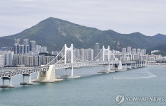 [현장in] 행사장으로 변한 부산 광안대교, 올해 8번 통제