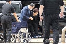 '정교유착 혐의' 한학자 총재, 휠체어 타고 법정으로