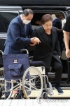 '정교유착 혐의' 한학자 총재, 휠체어 타고 법정으로