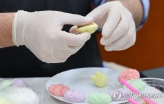 투박한 손으로 빚는 꽃 송편