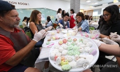 외국인들이 빚은 꽃 송편