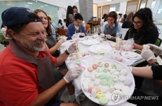 외국인들이 빚은 꽃 송편